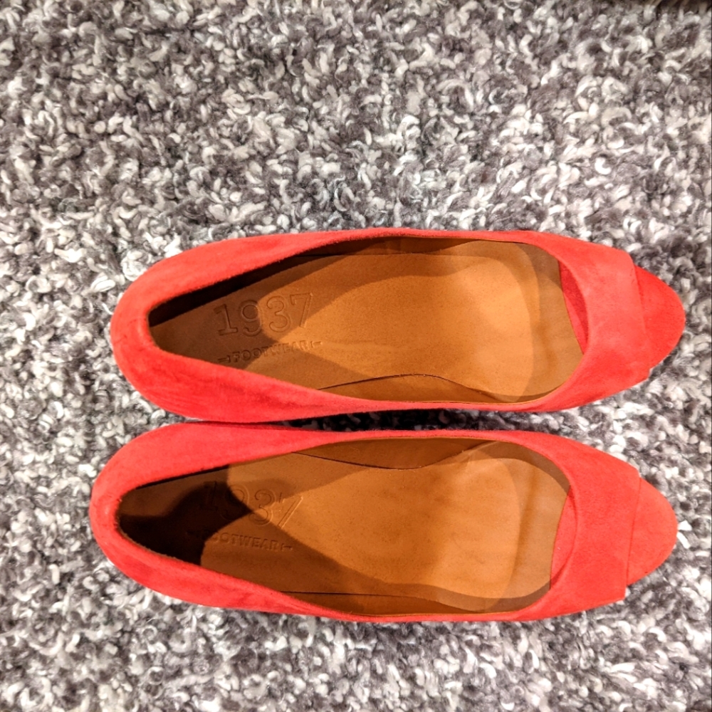 Madewell red suede peep-toe pumps, size 6 (fit is 5.5)